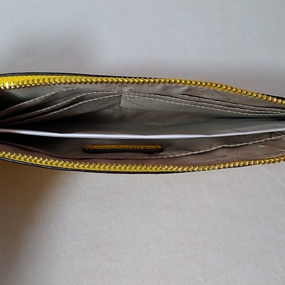 Michael Kors Jet Set Large Zip Clutch Wristlet - Picture 7 of 8